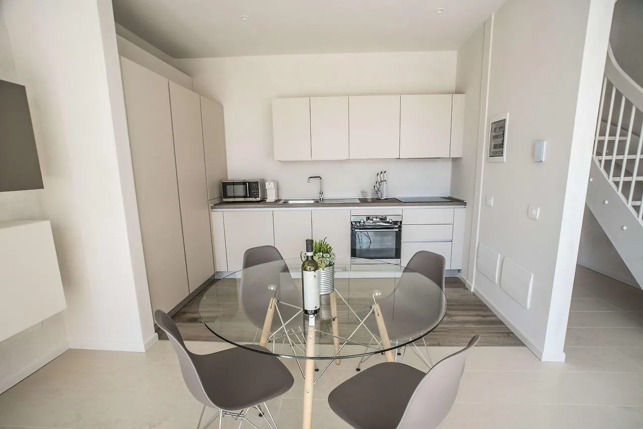 Relais Madergnago Gardapartments Desenzano del Garda 0*,  Italië