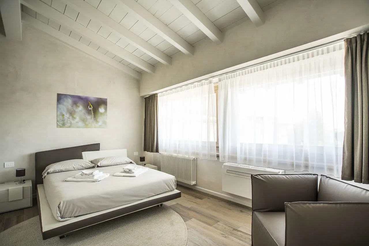 Relais Madergnago Gardapartments Desenzano del Garda Italien